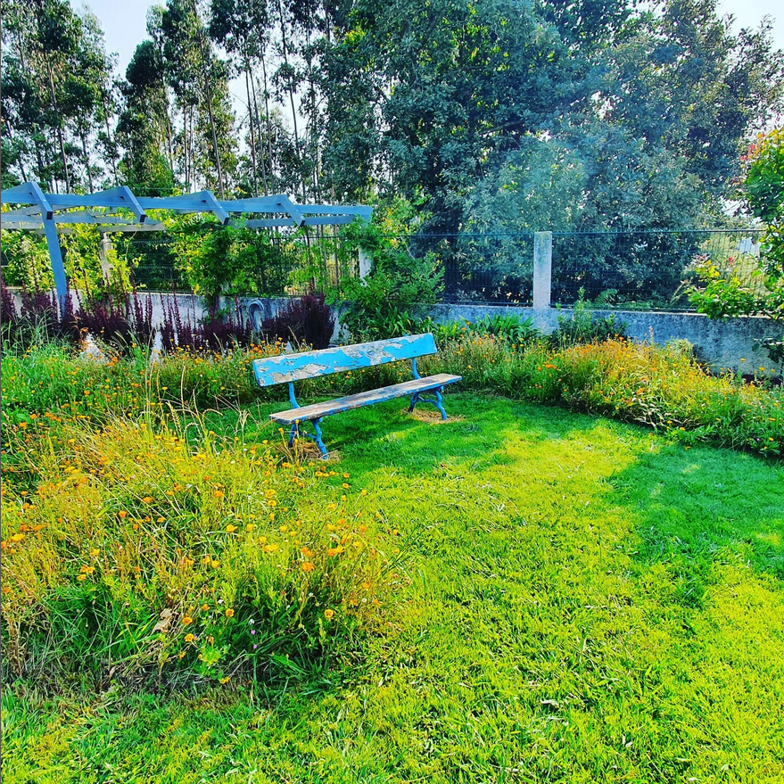 Diseño de jardin en una propiedad en A Coruña. Ambiente natural con pérgona y un bonito bando recuperado que mantiene el encanto de su color y desgaste natural